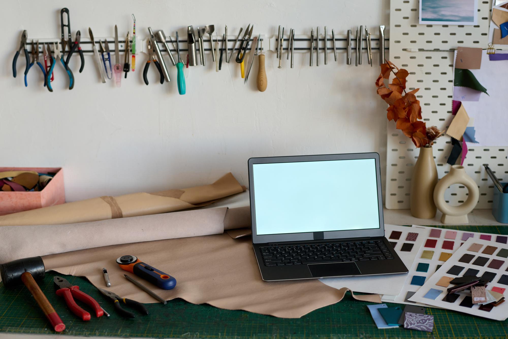 interno di un atelier con fili colorati ordinati